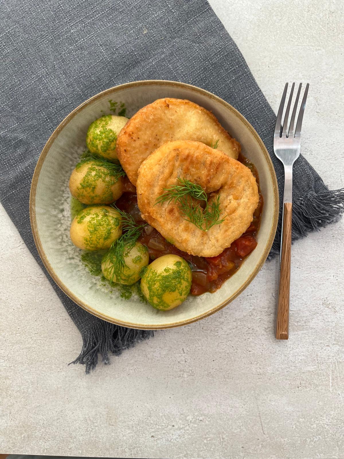 MERLUZA A LA ROMANA CON PISTO MANCHEGO Y PATATAS