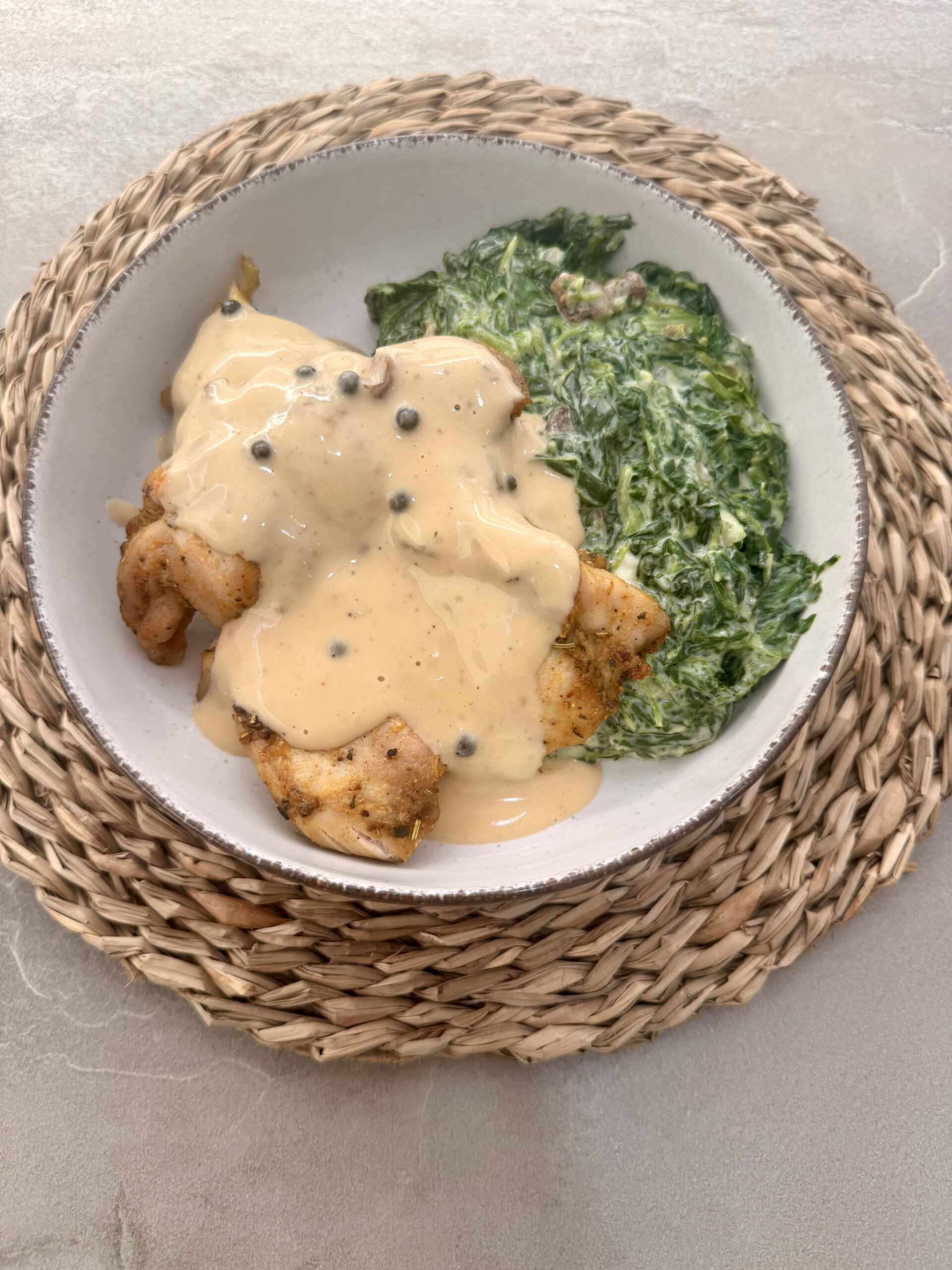 CONTRAMUSLO ASADO A LA PIMIENTA CON ESPINACAS A LA CREMA