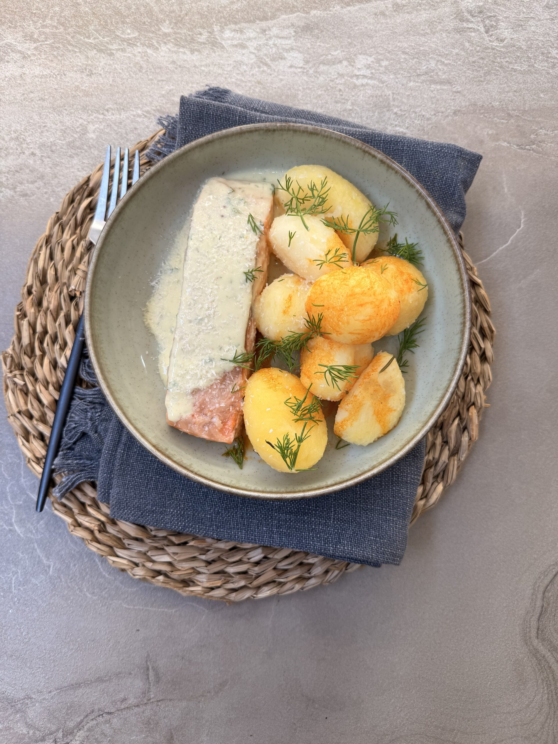 SALMÓN EN SALSA DE YOGUR Y COCO CON PATATAS COCIDAS