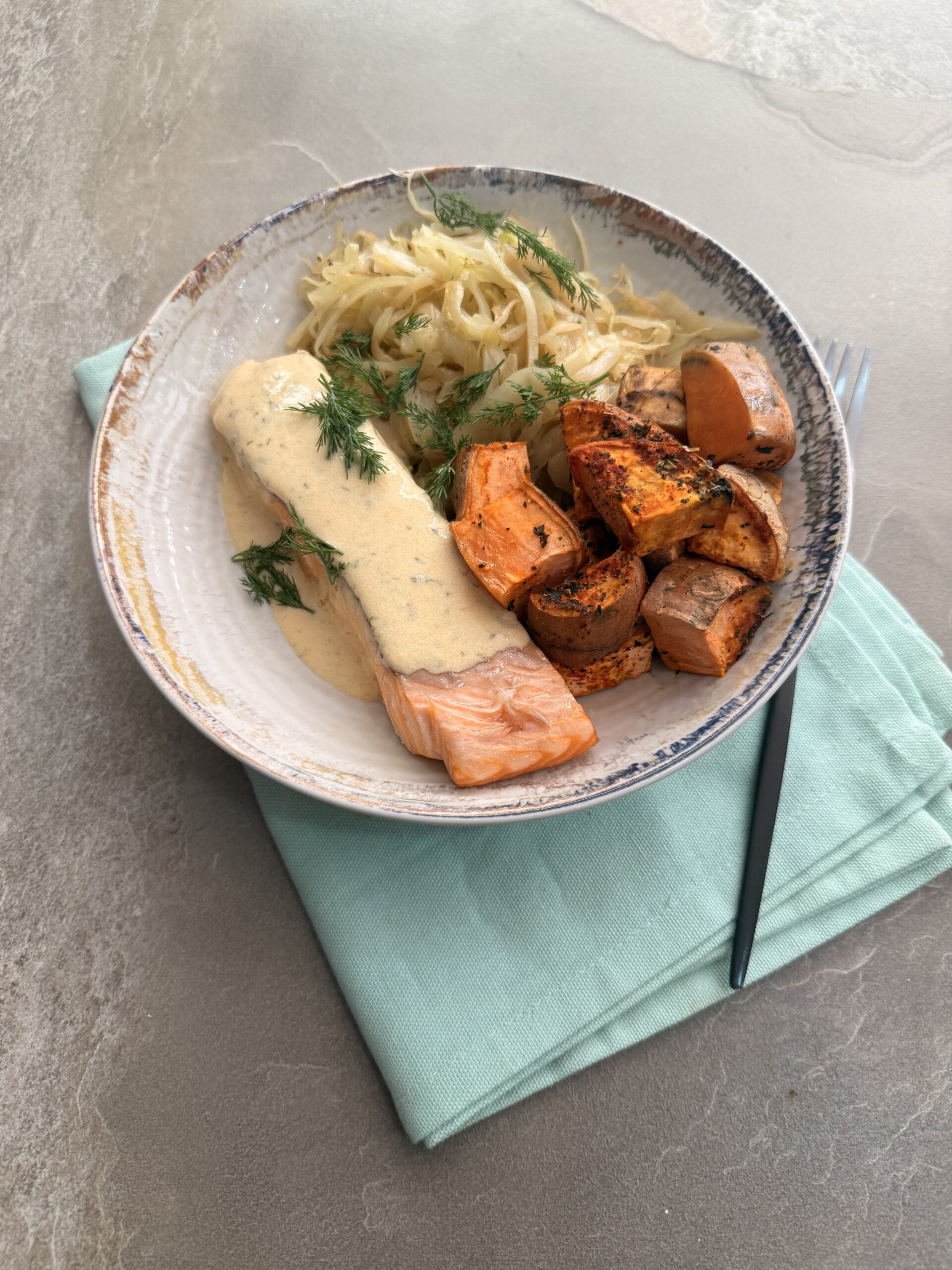 SALMON CON YOGURT GRIEGO SALTEADO DE COL Y BONIATOS