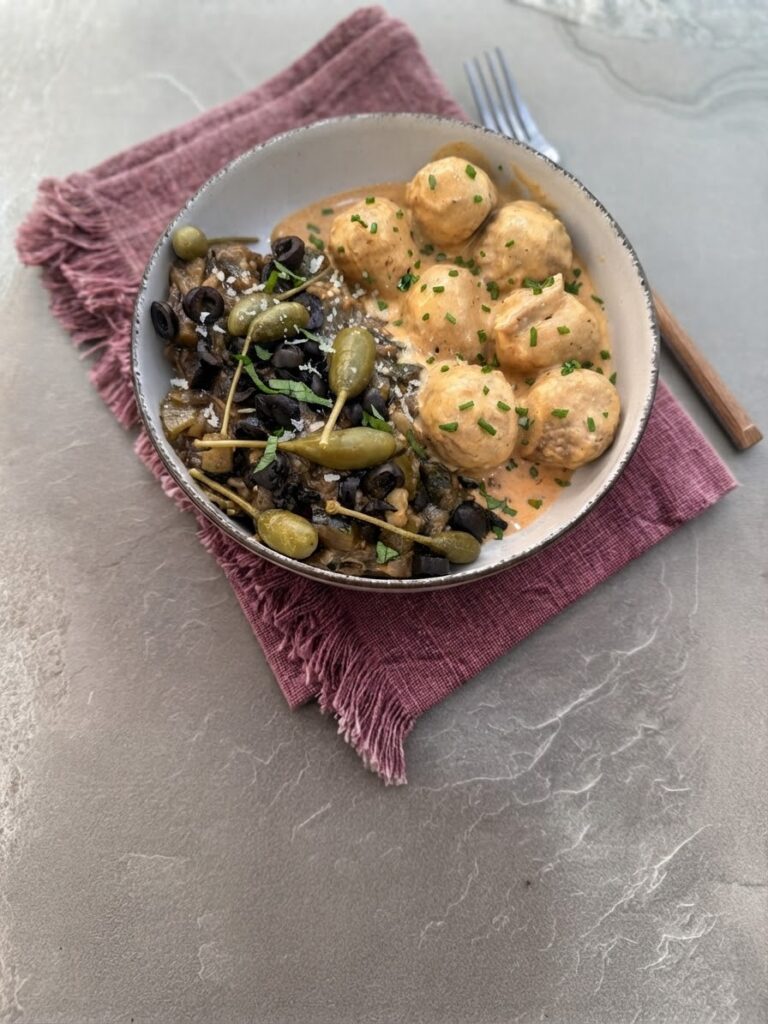 ALBÓNDIGAS EN SALSA RUBIA CON PISTO DE BERENJENA