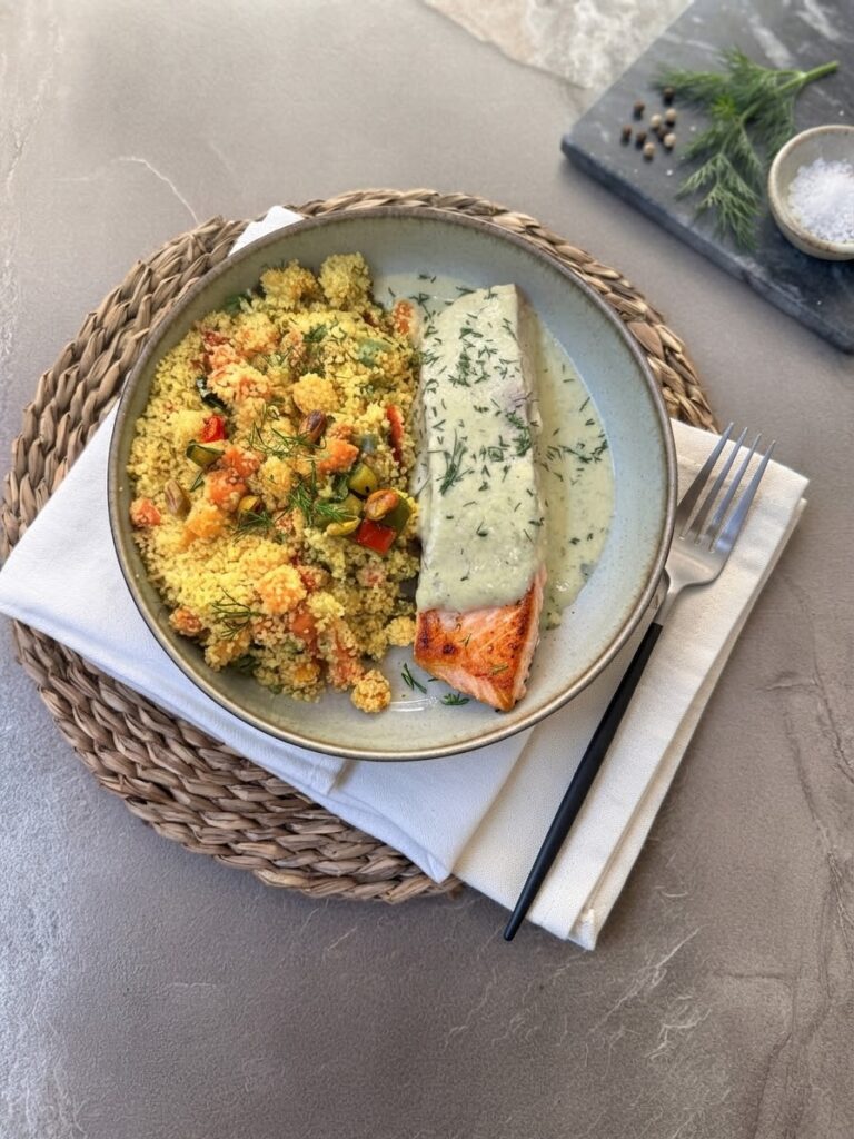 SALMÓN CON MOUSSELINA DE PUERRO Y CUSCÚS DE VERDURITAS