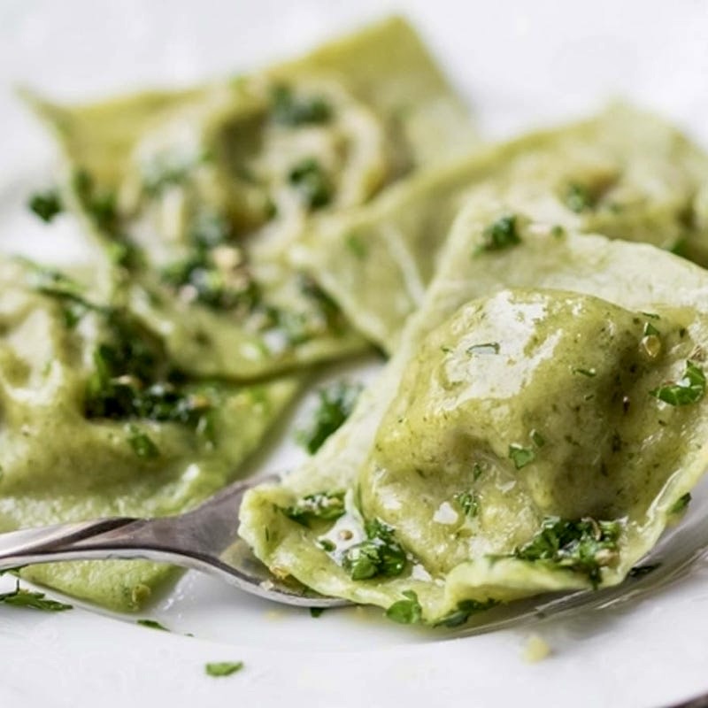 RAVIOLACCI DE AGUACATE CON PESTO ROJO Y NUECES
