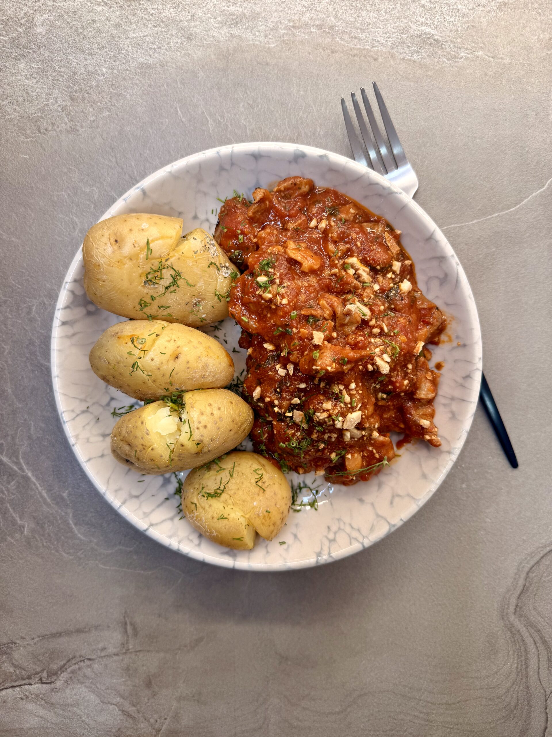 PAVO EN SALSA DE TOMATE Y ALMENDRAS CON PATATAS ASADAS