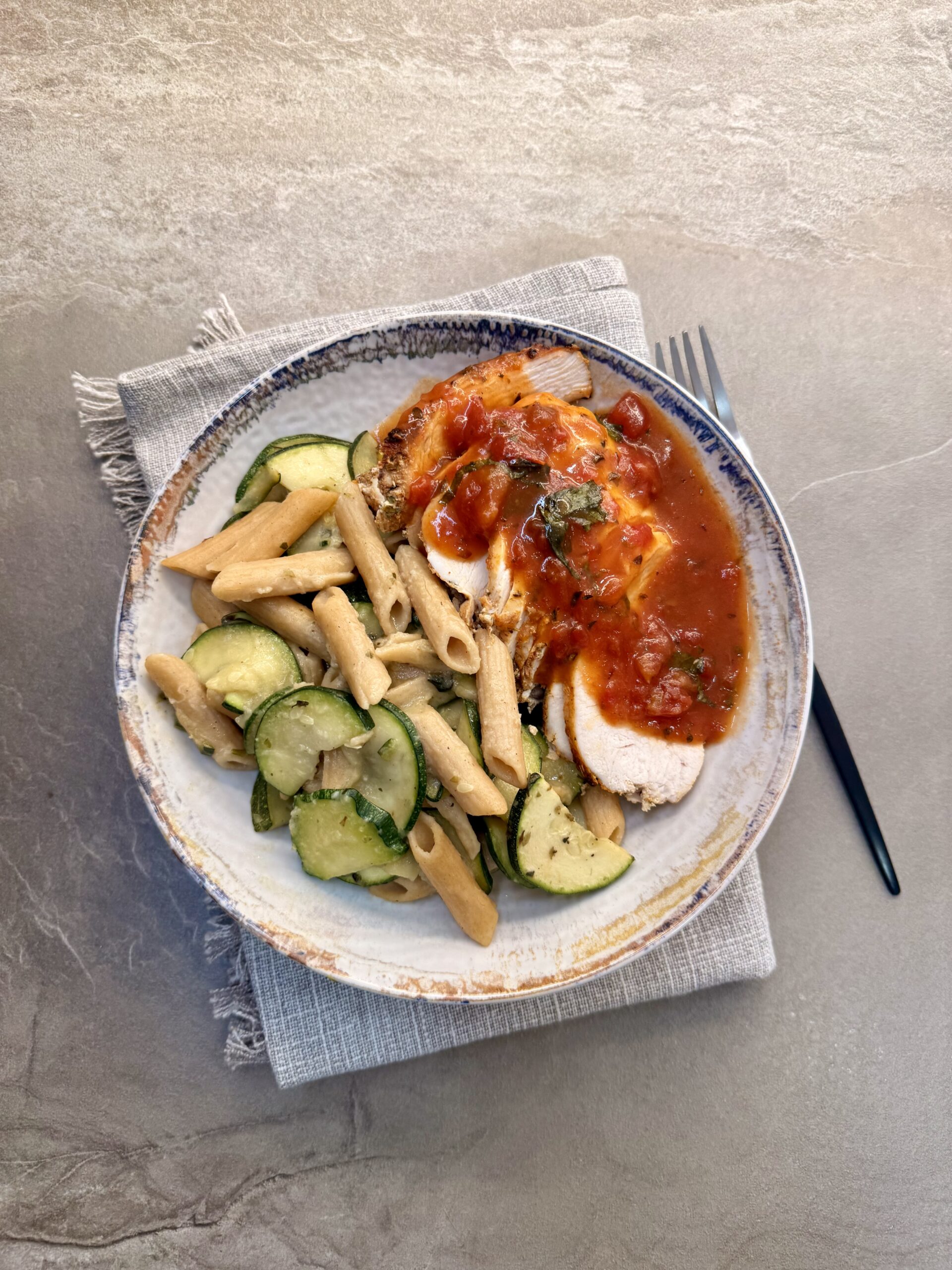 PECHUGA EN SALSA TOSCANA CON PASTA INTEGRAL DE CALABACÍN
