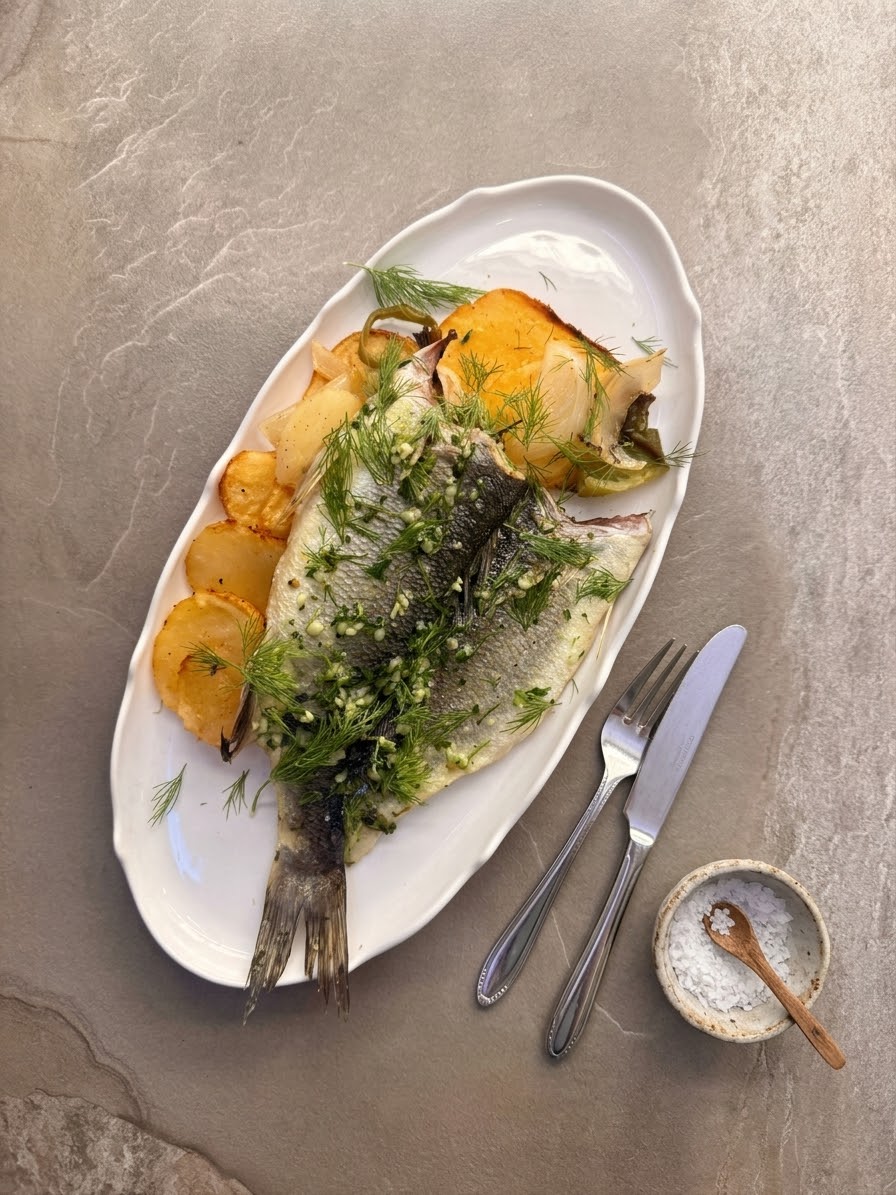 LUBINA EN AJO Y PEREJIL CON PATATAS PANADERAS
